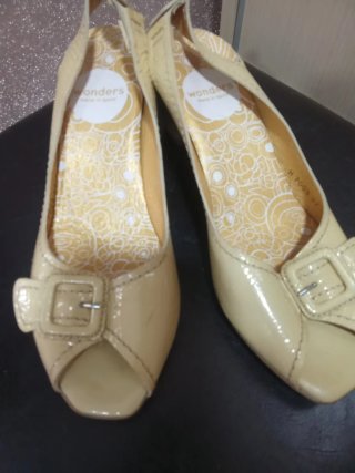 Sandalias Wonders tacón bajo amarillo de Charol
