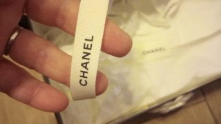 Caja Chanel Negra con Flor Blanca