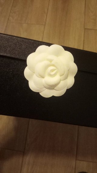 Caja Chanel Negra con Flor Blanca