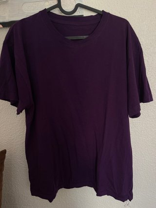 Camiseta morada básica