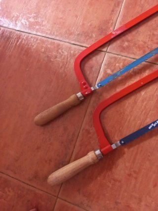 Serrucho de arco rojo y hoja azul