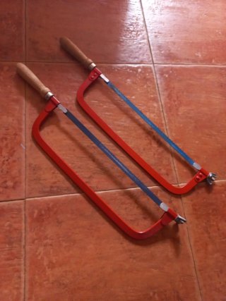 Serrucho de arco rojo y hoja azul