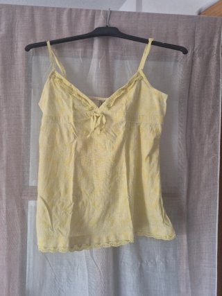 Camiseta amarilla con tirantes y lazo