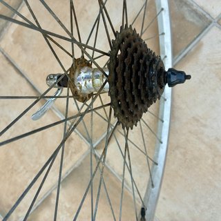 Llanta trasera bici antigua con piñonera