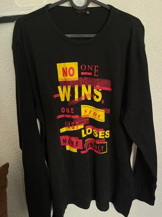 Camiseta negra con estampado