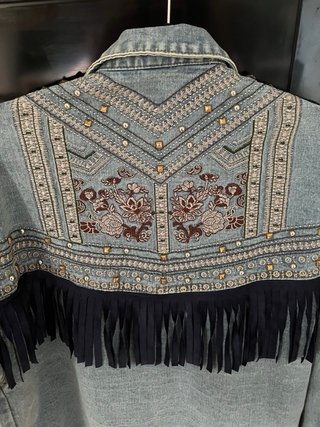 Chaqueta vaquera con flecos y tachuelas
