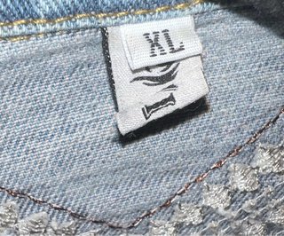 Chaqueta vaquera con flecos y tachuelas