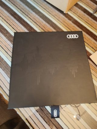 Auriculares Audi Negros y Plateados