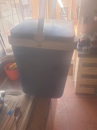 Nevera portátil azul con asa