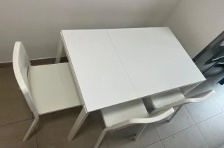 Conjunto de mesa de cocina con 3 sillas blancas.