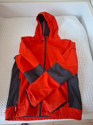 Chaqueta deportiva impermeable soft. Talla 164