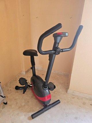 Bicicleta Estática Negra y Roja
