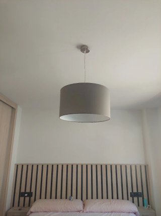 Lámpara de techo gris de tela.