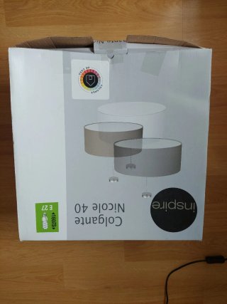 Lámpara de techo gris de tela.