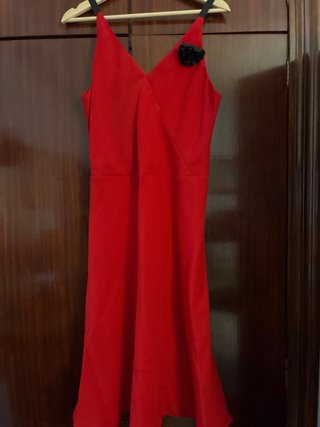 Vestido rojo tirantes con flor negra