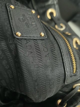 Borsa Prada in pelle nera con occhielli e frange laterali