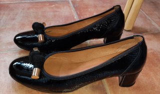 Zapatos charol Mikaela negros lazo dorado