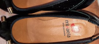 Zapatos charol Mikaela negros lazo dorado