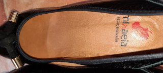 Zapatos charol Mikaela negros lazo dorado
