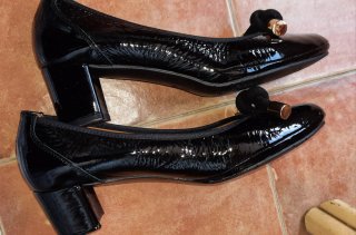 Zapatos charol Mikaela negros lazo dorado