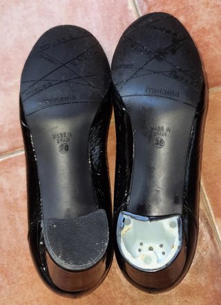 Zapatos charol Mikaela negros lazo dorado