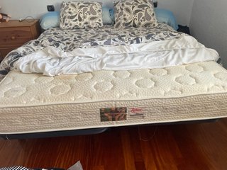 Cama grande con juego de cama
