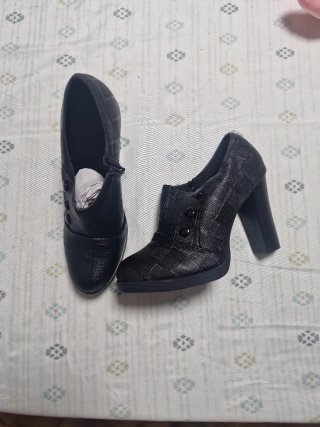 Zapatos de tacón estilo antiguo sin usar