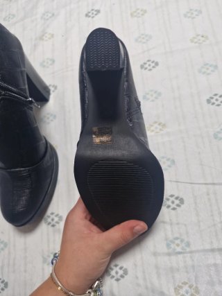 Zapatos de tacón estilo antiguo sin usar