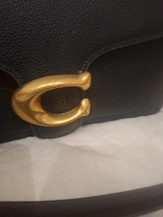 Bolso Coach Negro con Detalles Dorados