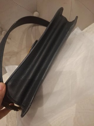 Bolso Coach Negro con Detalles Dorados