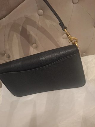 Bolso Coach Negro con Detalles Dorados