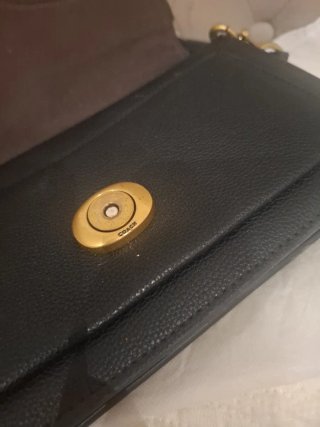 Bolso Coach Negro con Detalles Dorados
