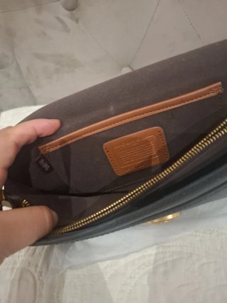 Bolso Coach Negro con Detalles Dorados