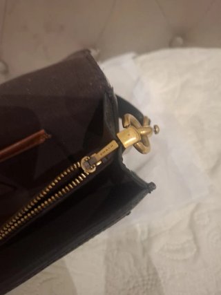 Bolso Coach Negro con Detalles Dorados
