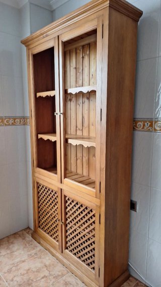 Estantería de madera con puertas de celosía