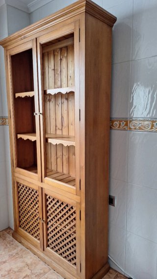 Estantería de madera con puertas de celosía