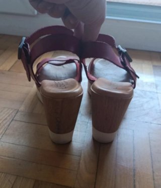 Sandalias rojas con tacón