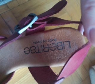 Sandalias rojas con tacón