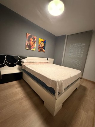 Muebles de dormitorio: Cama y mesitas