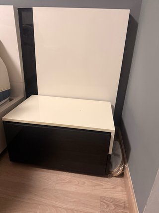 Muebles de dormitorio: Cama y mesitas