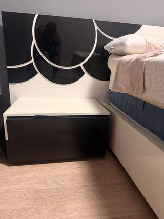 Muebles de dormitorio: Cama y mesitas