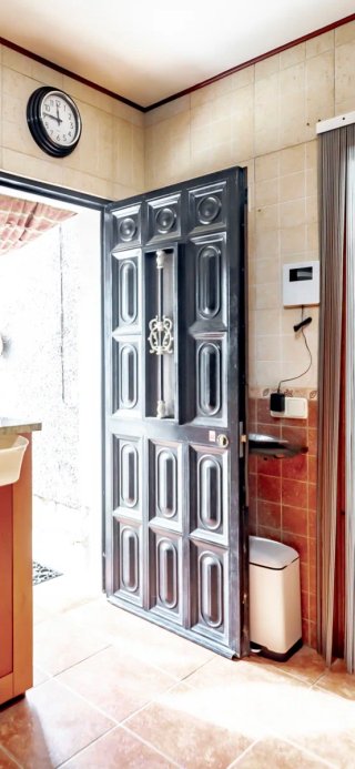 Puerta de hierro forjado