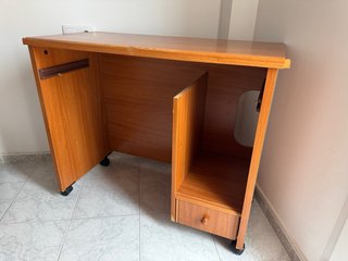 Escritorio de madera con cajón y ruedas