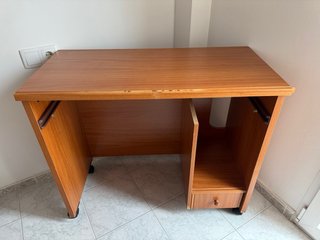 Escritorio de madera con cajón y ruedas