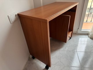 Escritorio de madera con cajón y ruedas