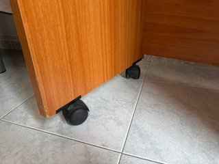 Escritorio de madera con cajón y ruedas
