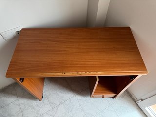 Escritorio de madera con cajón y ruedas