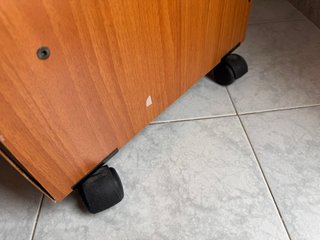Escritorio de madera con cajón y ruedas