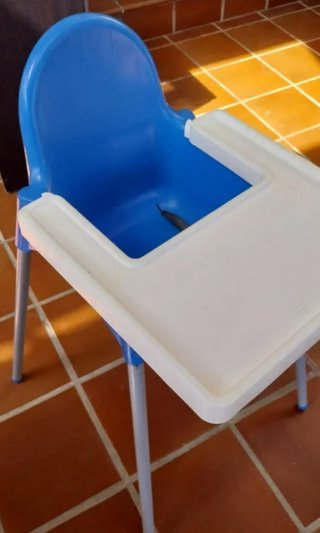 Trona Ikea azul y blanca de plástico