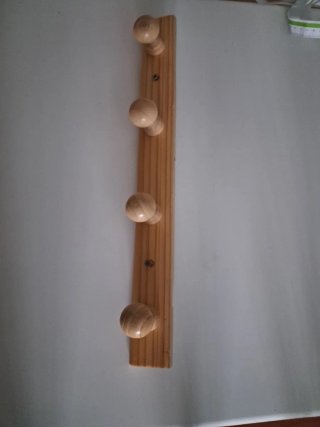 Perchero de madera con 4 pomos